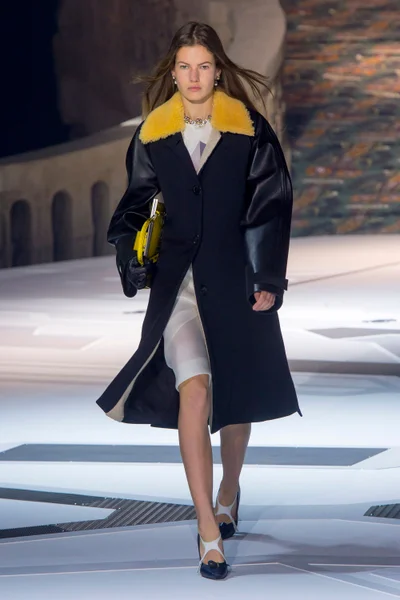 Look 16